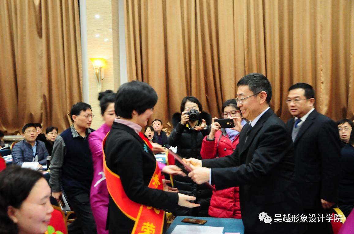 熱烈祝賀吳越學(xué)校榮獲“2016年度全市十佳民辦職業(yè)培訓(xùn)學(xué)?！睒s譽(yù)稱號