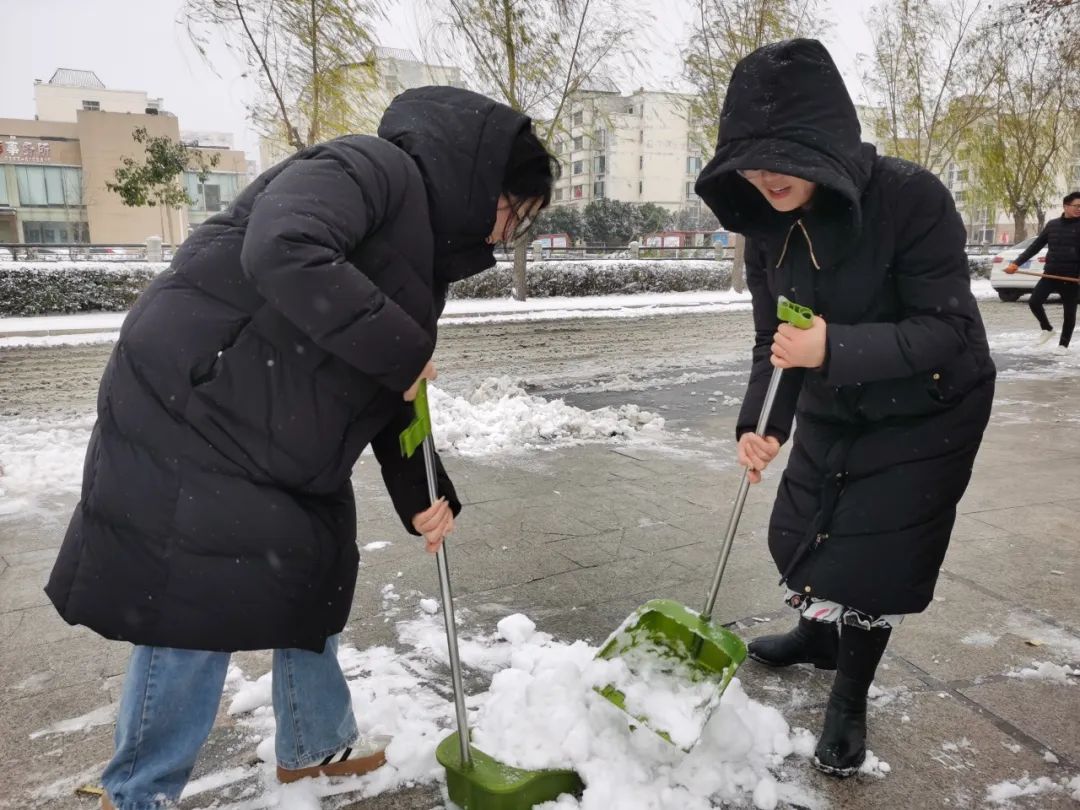 大雪至|吳越學(xué)校師生除雪進行時