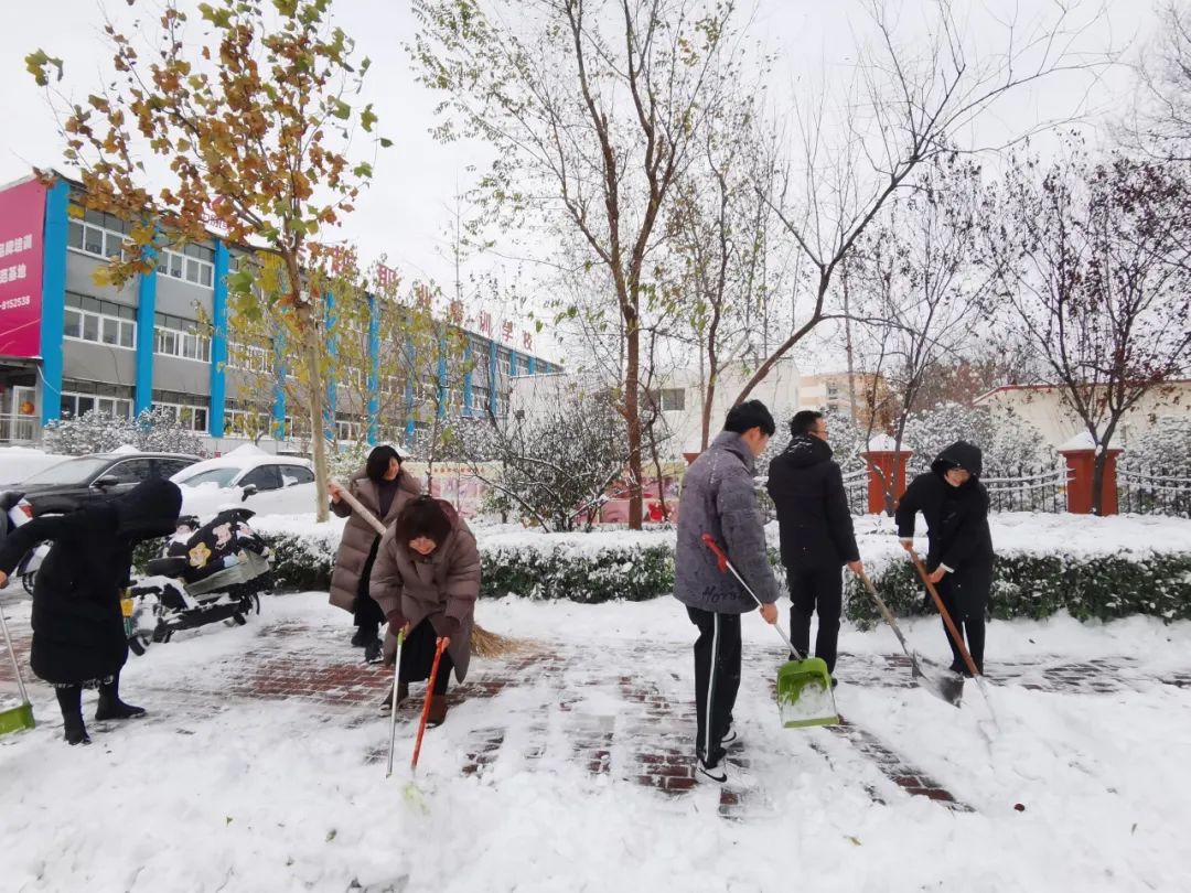 大雪至|吳越學(xué)校師生除雪進行時